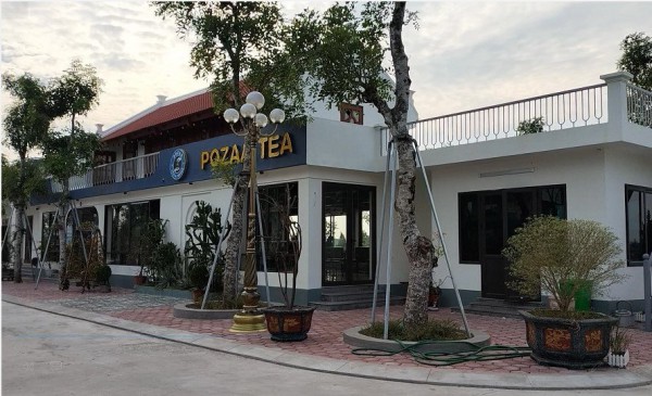 Sân tập golf, quán trà sữa sừng sững trên hành lang đê