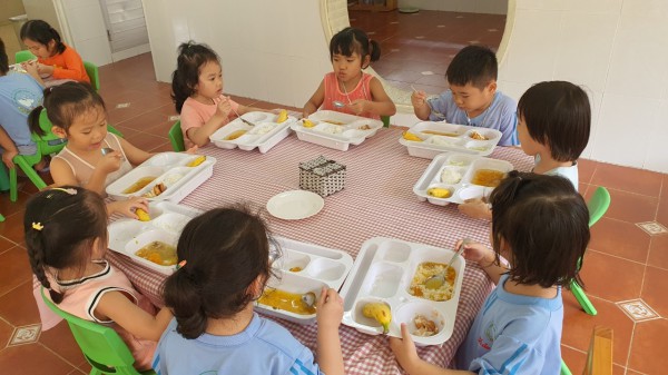 Học sinh TP.HCM có những món gì trong bữa ăn bán trú?