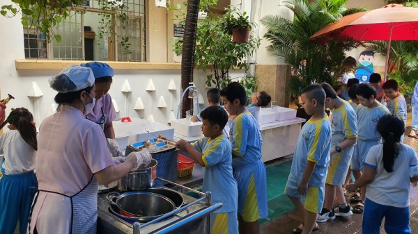 Học sinh TP.HCM có những món gì trong bữa ăn bán trú?