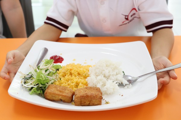 Học sinh TP.HCM có những món gì trong bữa ăn bán trú?