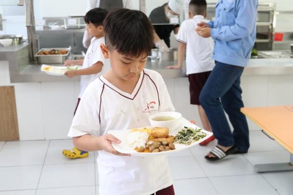 Học sinh TP.HCM có những món gì trong bữa ăn bán trú?
