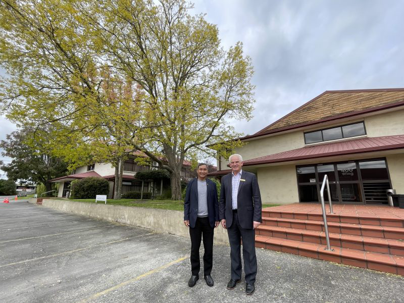 HLV Mai Đức Chung khảo sát địa điểm thi đấu tại thành phố Hamilton