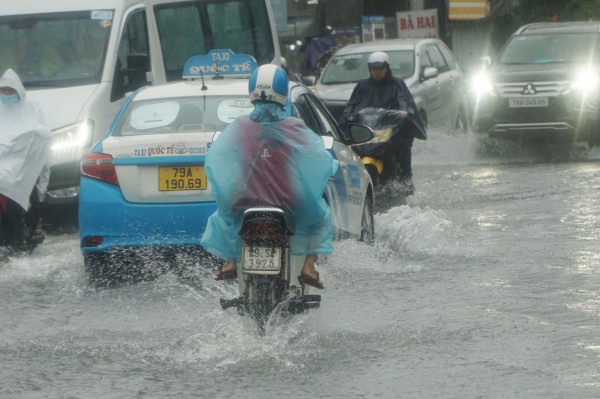 Mưa lớn kéo dài, nhiều nơi ở TP.Nha Trang ngập sâu