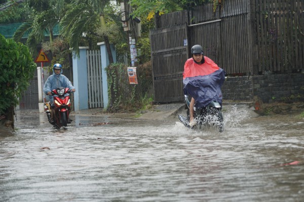 Mưa lớn kéo dài, nhiều nơi ở TP.Nha Trang ngập sâu