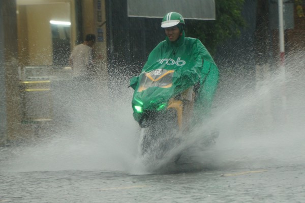 Mưa lớn kéo dài, nhiều nơi ở TP.Nha Trang ngập sâu