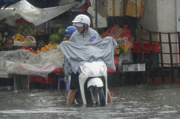 Mưa lớn kéo dài, nhiều nơi ở TP.Nha Trang ngập sâu