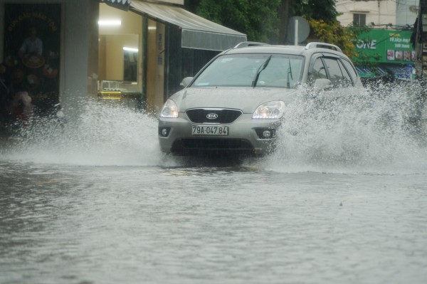 Mưa lớn kéo dài, nhiều nơi ở TP.Nha Trang ngập sâu