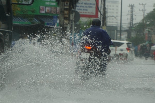 Mưa lớn kéo dài, nhiều nơi ở TP.Nha Trang ngập sâu