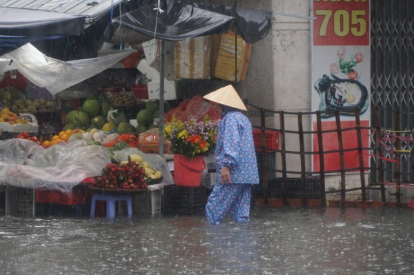 Mưa lớn kéo dài, nhiều nơi ở TP.Nha Trang ngập sâu