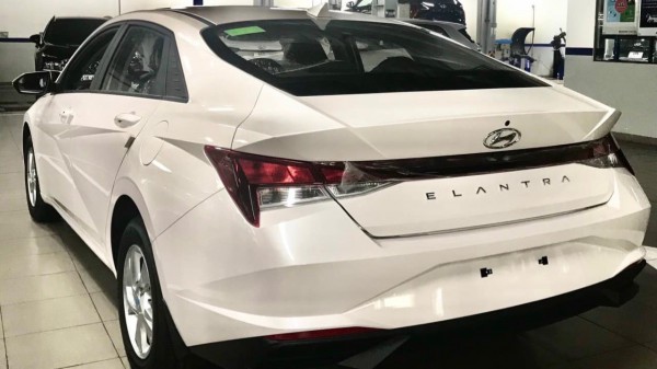 Hyundai Elantra 2023 bản tiêu chuẩn giá 599 triệu trang bị gì?