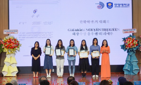 Sinh viên miền Trung hào hứng tham gia cuộc thi hùng biện tiếng Hàn