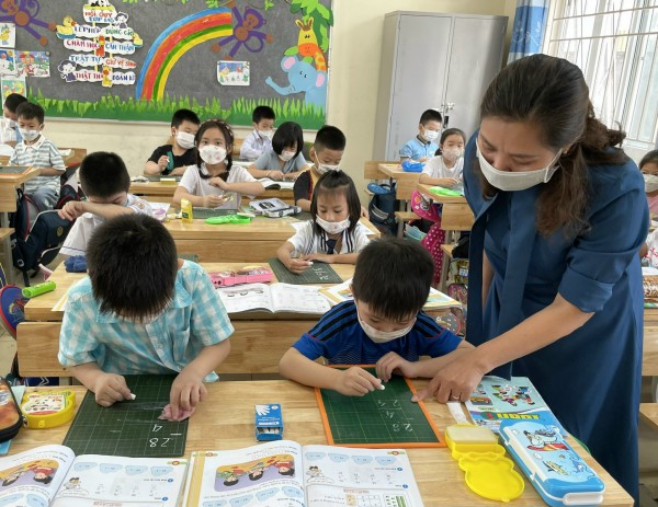 Thiếu giáo viên trầm trọng, một thầy 