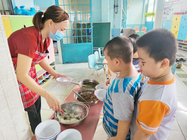 48% phụ huynh không hài lòng về bữa ăn bán trú: Đóng thêm tiền ăn được không?