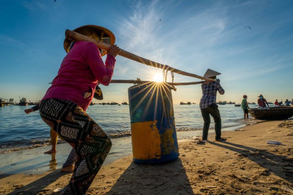 Vẻ đẹp bình dị vào sáng sớm ở chợ cá lớn nhất Quảng Nam