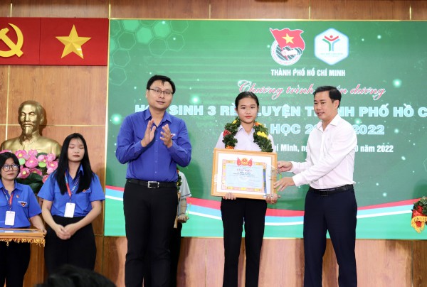 Học sinh trường nghề nhờ Học sinh trường nghề nhờ