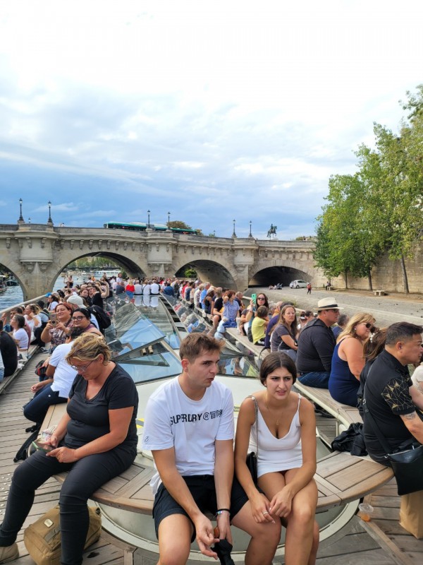 Những cây cầu kỳ quan của tình yêu và thù hận ở Paris