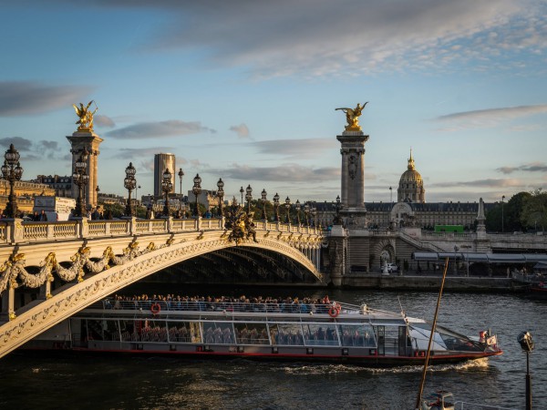 Những cây cầu kỳ quan của tình yêu và thù hận ở Paris