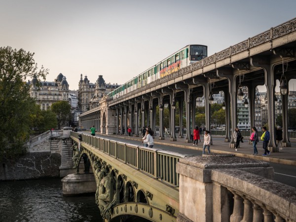 Những cây cầu kỳ quan của tình yêu và thù hận ở Paris