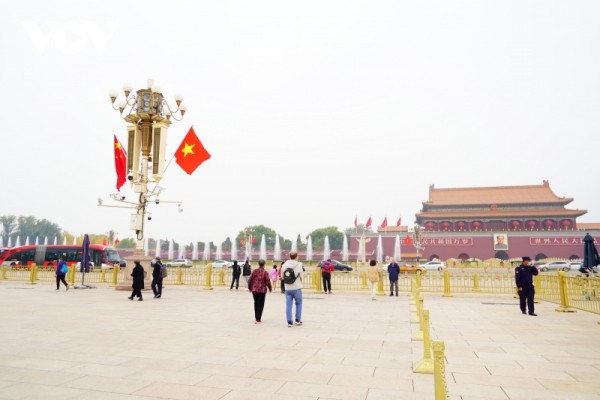 Quốc kỳ Việt Nam và quốc kỳ Trung Quốc tung bay trên Quảng trường Thiên An Môn