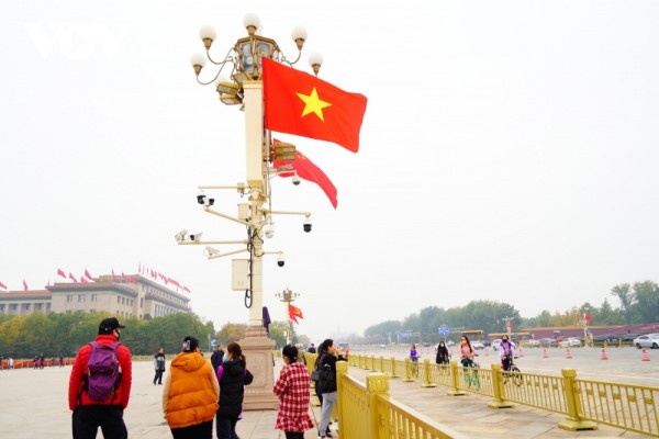 Quốc kỳ Việt Nam và quốc kỳ Trung Quốc tung bay trên Quảng trường Thiên An Môn