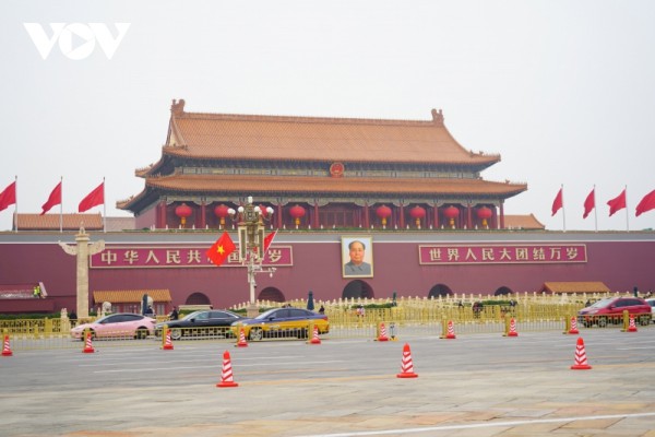 Quốc kỳ Việt Nam và quốc kỳ Trung Quốc tung bay trên Quảng trường Thiên An Môn