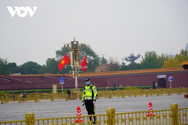 Quốc kỳ Việt Nam và quốc kỳ Trung Quốc tung bay trên Quảng trường Thiên An Môn