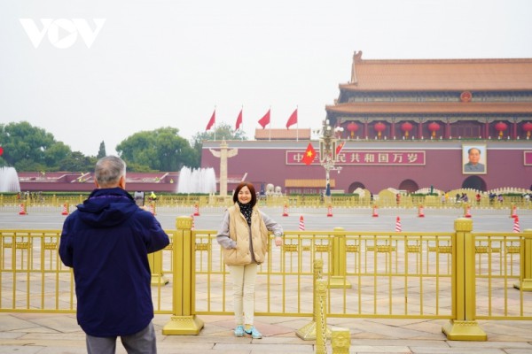 Quốc kỳ Việt Nam và quốc kỳ Trung Quốc tung bay trên Quảng trường Thiên An Môn