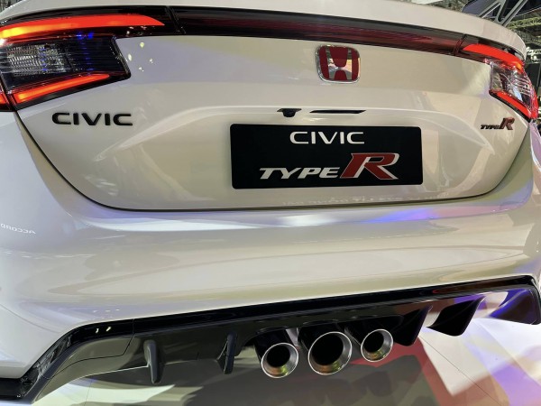 Honda Civic Type R 2023 giá cao gấp đôi Civic RS có gì khác biệt?