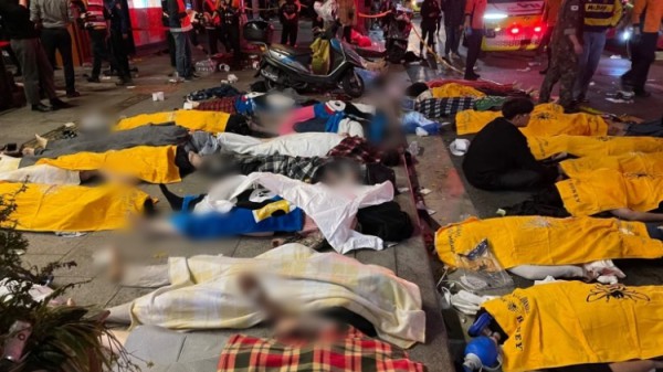 Đau lòng cảnh đưa hàng loạt thi thể ra khỏi hiện trường giẫm đạp ở Hàn Quốc