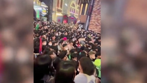 Đau lòng cảnh đưa hàng loạt thi thể ra khỏi hiện trường giẫm đạp ở Hàn Quốc