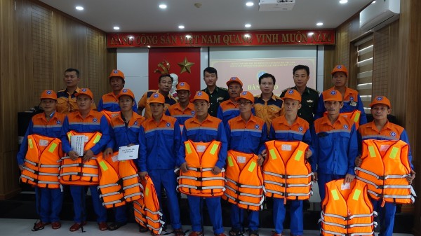 Cứu 13 ngư dân và tàu cá chết máy trên vùng biển ảnh hưởng bão số 7