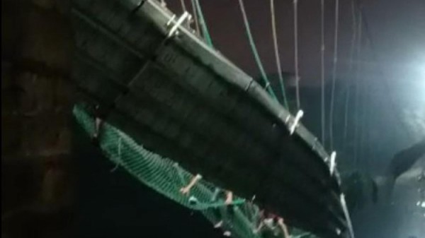 Hiện trường vụ sập cầu treo Ấn Độ, các nạn nhân cố bám víu giành giật sự sống