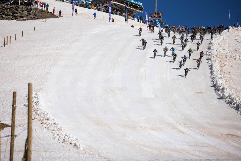 Megavalanche: Giải đua xe đạp mùa đông mạo hiểm nhất hành tinh! - Ảnh 2.