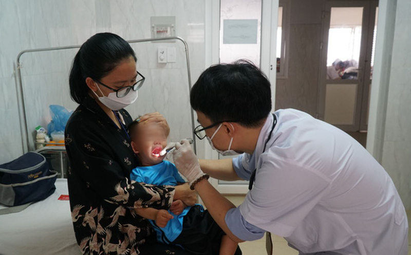 Bệnh tay chân miệng tiếp tục gia tăng, phụ huynh cần lưu ý các dấu hiệu chuyển nặng của trẻ Bệnh tay chân miệng tiếp tục gia tăng, phụ huynh cần lưu ý các dấu hiệu chuyển nặng của trẻ