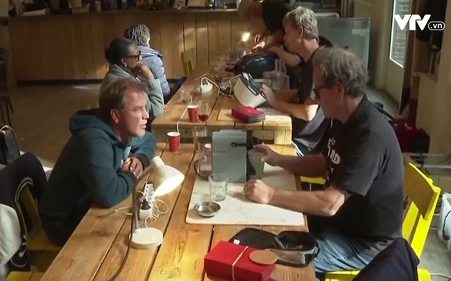 Đến quán cà phê để… sửa đồ điện