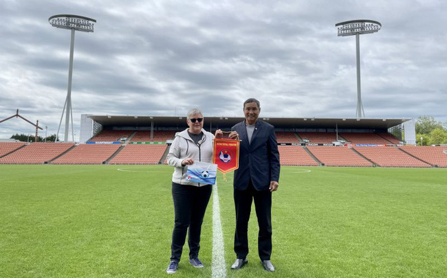 HLV Mai Đức Chung khảo sát địa điểm thi đấu tại thành phố Hamilton