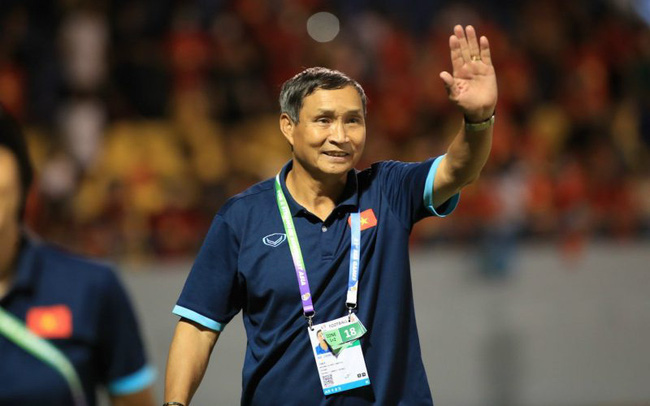 HLV Mai Đức Chung lên đường tham dự lễ bốc thăm VCK FIFA World Cup nữ Australia/New Zealand 2023