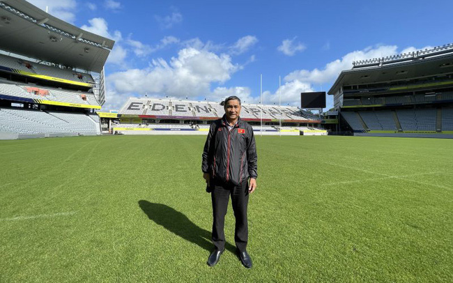 HLV Mai Đức Chung thăm sân đấu chính thức với đương kim vô địch