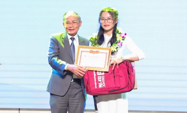 hang-chuc-ti-dong-hoc-bong-cho-tan-sinh-vien