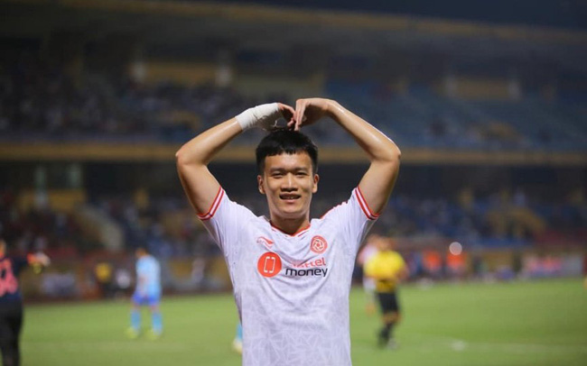 Hoàng Đức giành cú đúp giải thưởng tháng 9