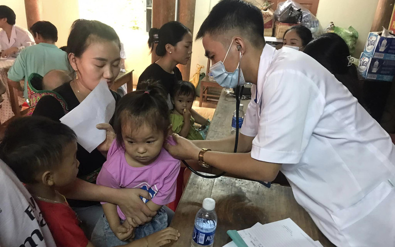 Khám bệnh, cấp phát thuốc miễn phí cho người dân vùng lũ Kỳ Sơn