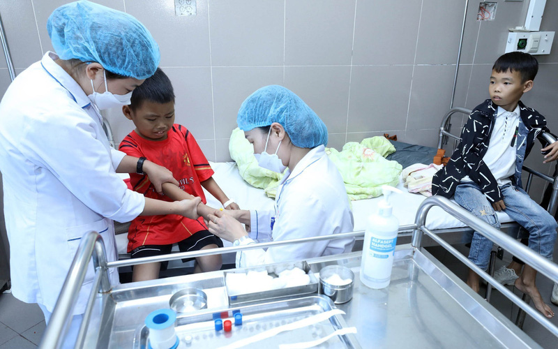 Lạng Sơn: Thời tiết giao mùa, số bệnh nhi nhập viện tăng cao