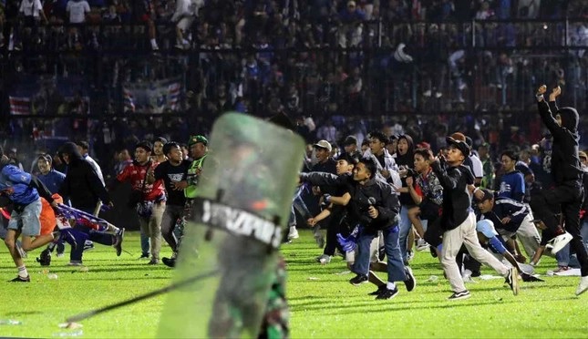 Liên đoàn bóng đá Indonesia phạt nặng CLB để xảy ra sự cố chết người