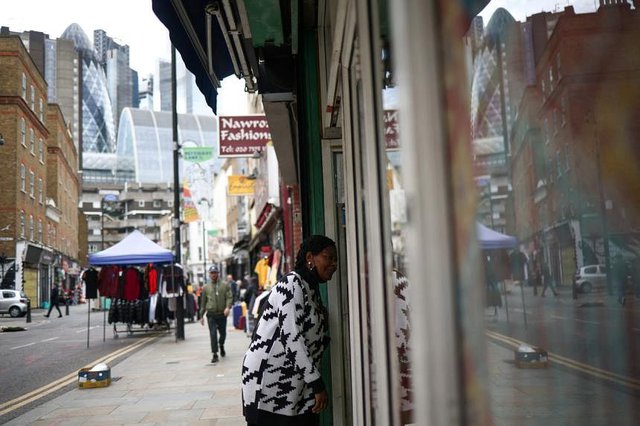 Người dân Anh đi mua sắm đương đầu với mùa đông khó khăn - Ảnh 1. Người dân Anh đi mua sắm đương đầu với mùa đông khó khăn - Ảnh 1.