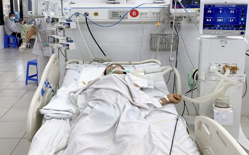 Từ vết thương ở chân do cọc nhọn đâm phải, người đàn ông mắc uốn ván nguy kịch