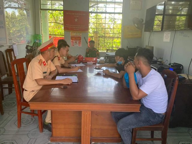 Vừa lái xe bằng chân vừa vái lạy để câu like, "quái xế" bị phạt 10 triệu đồng - Ảnh 2.