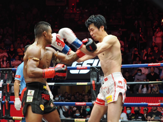 "Thánh Muay" Buakaw thắng thuyết phục đối thủ nhiều duyên nợ Yoshihiro Sato - Ảnh 2.