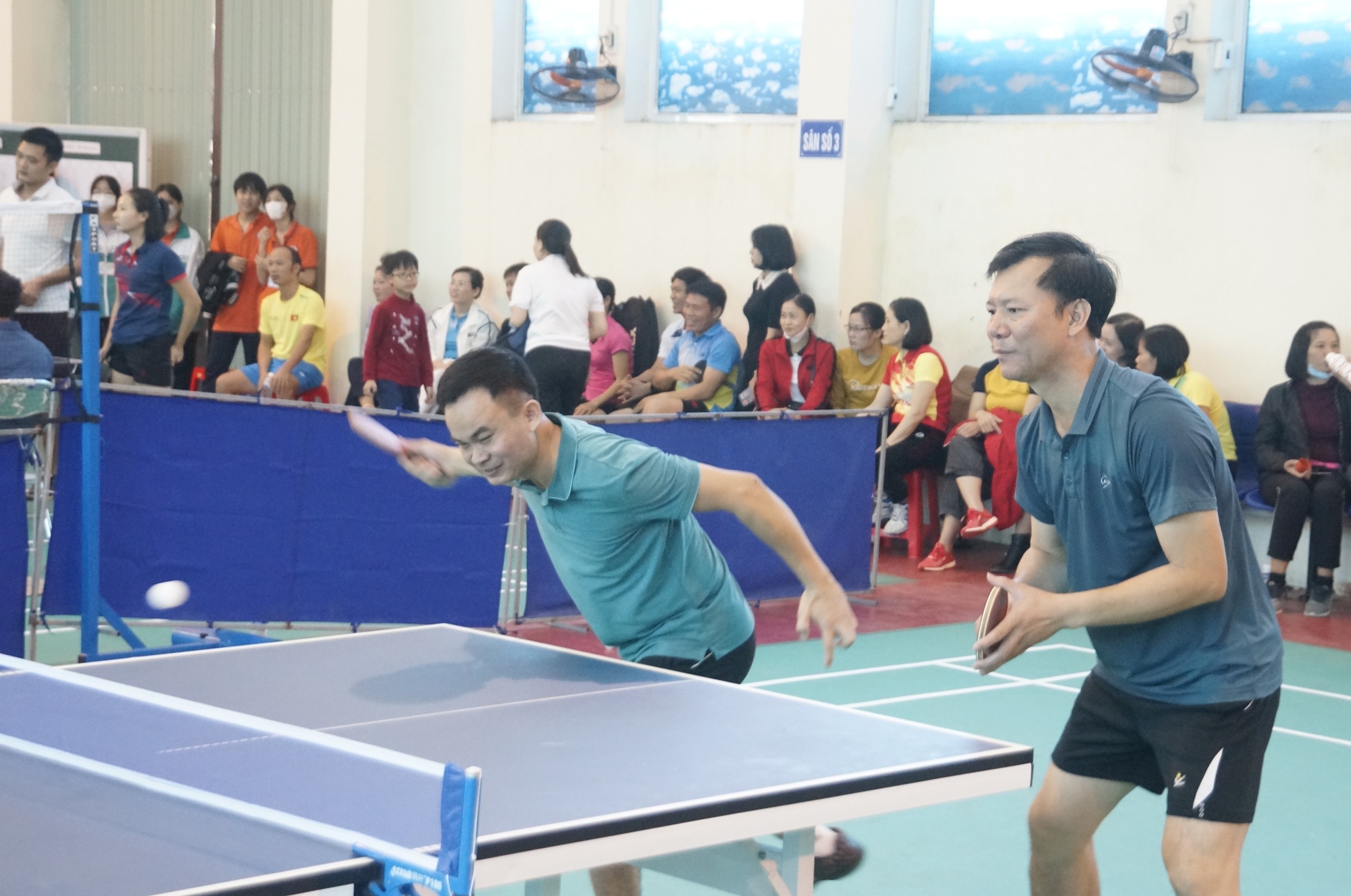 Học sinh cuồng nhiệt cổ vũ thầy cô trong ngày hội thao ở Ninh Bình - Ảnh 15.