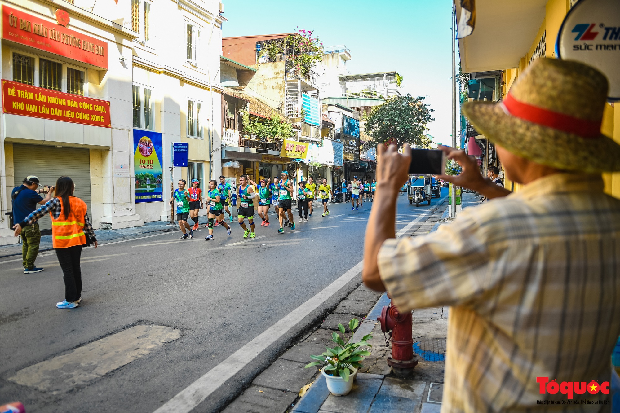 Hàng ngàn VĐV tham dự giải Marathon trong nắng mùa Thu Hà Nội - Ảnh 23.