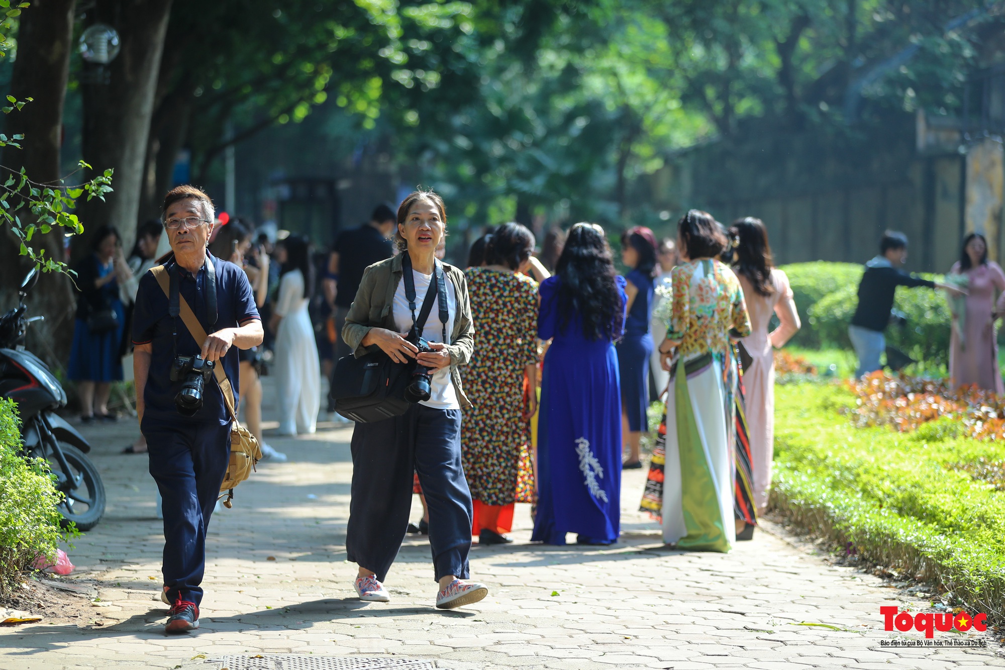 Hàng trăm người đổ về phố Phan Đình Phùng ''săn nắng'' mùa thu Hà Nội - Ảnh 13.